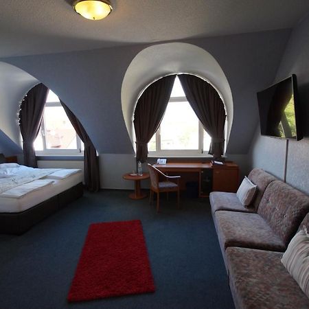 Hotel Bauschheimer Hof Russelsheim Bagian luar foto