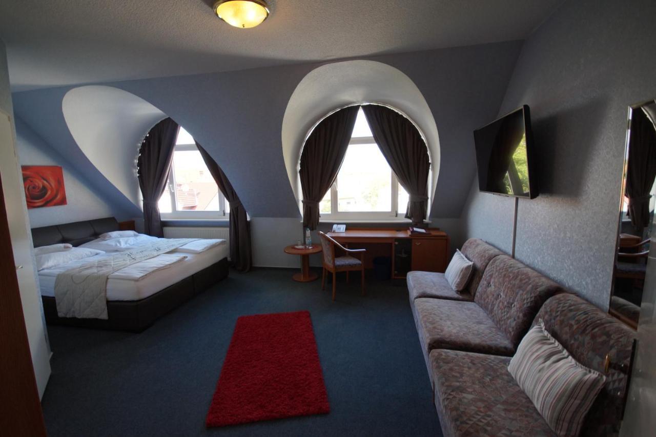 Hotel Bauschheimer Hof Russelsheim Bagian luar foto