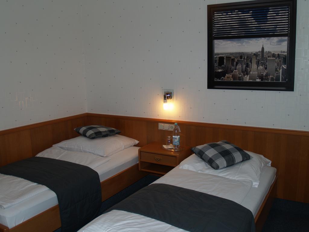 Hotel Bauschheimer Hof Russelsheim Bagian luar foto