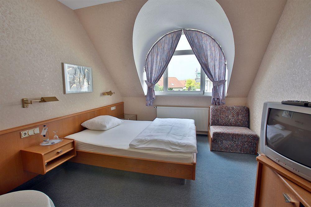 Hotel Bauschheimer Hof Russelsheim Bagian luar foto