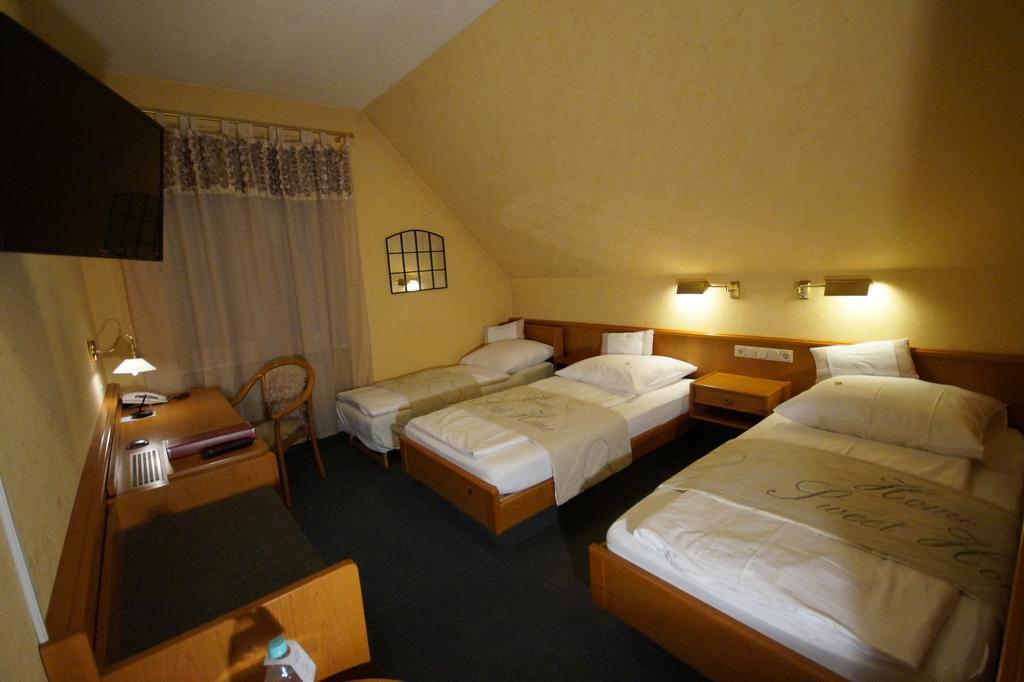 Hotel Bauschheimer Hof Russelsheim Bagian luar foto