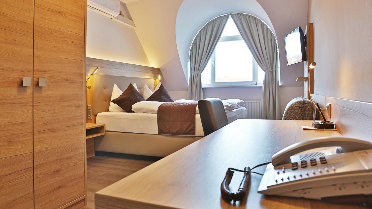 Hotel Bauschheimer Hof Russelsheim Bagian luar foto