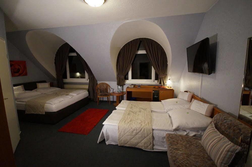 Hotel Bauschheimer Hof Russelsheim Bagian luar foto