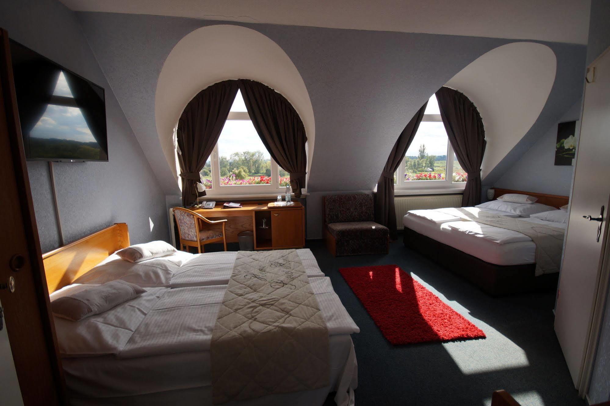 Hotel Bauschheimer Hof Russelsheim Bagian luar foto