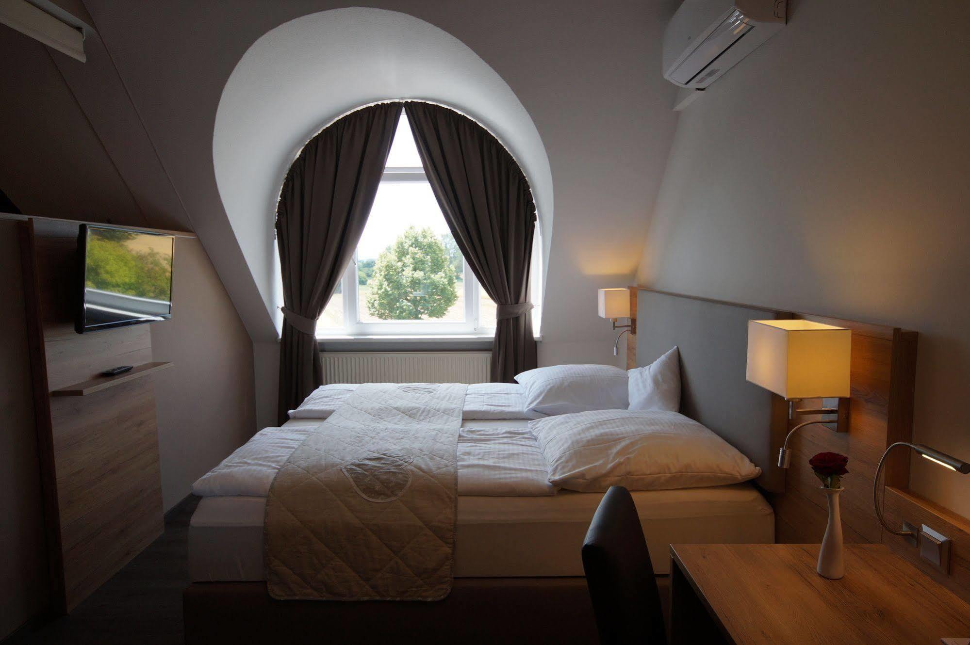 Hotel Bauschheimer Hof Russelsheim Bagian luar foto