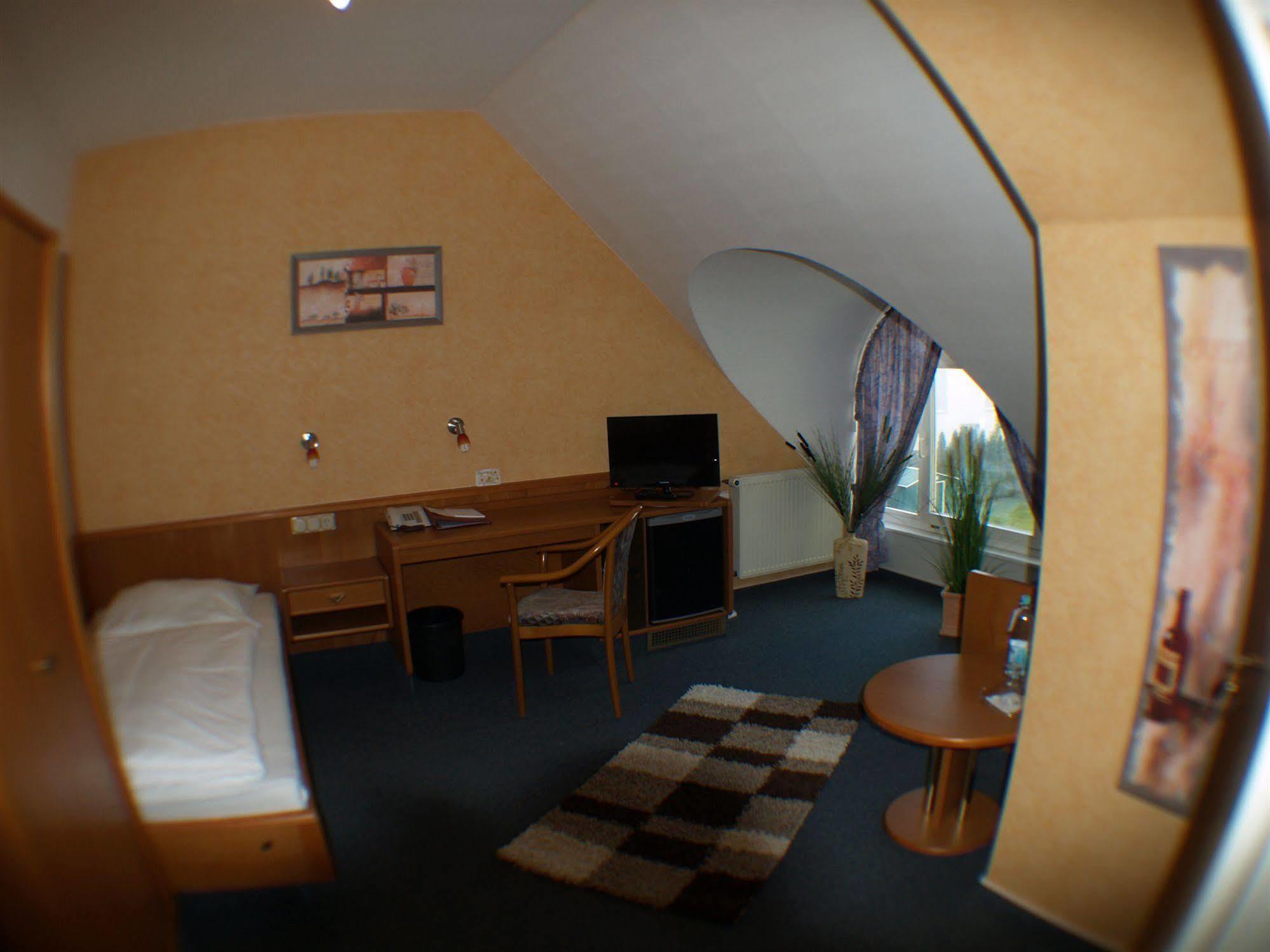 Hotel Bauschheimer Hof Russelsheim Bagian luar foto