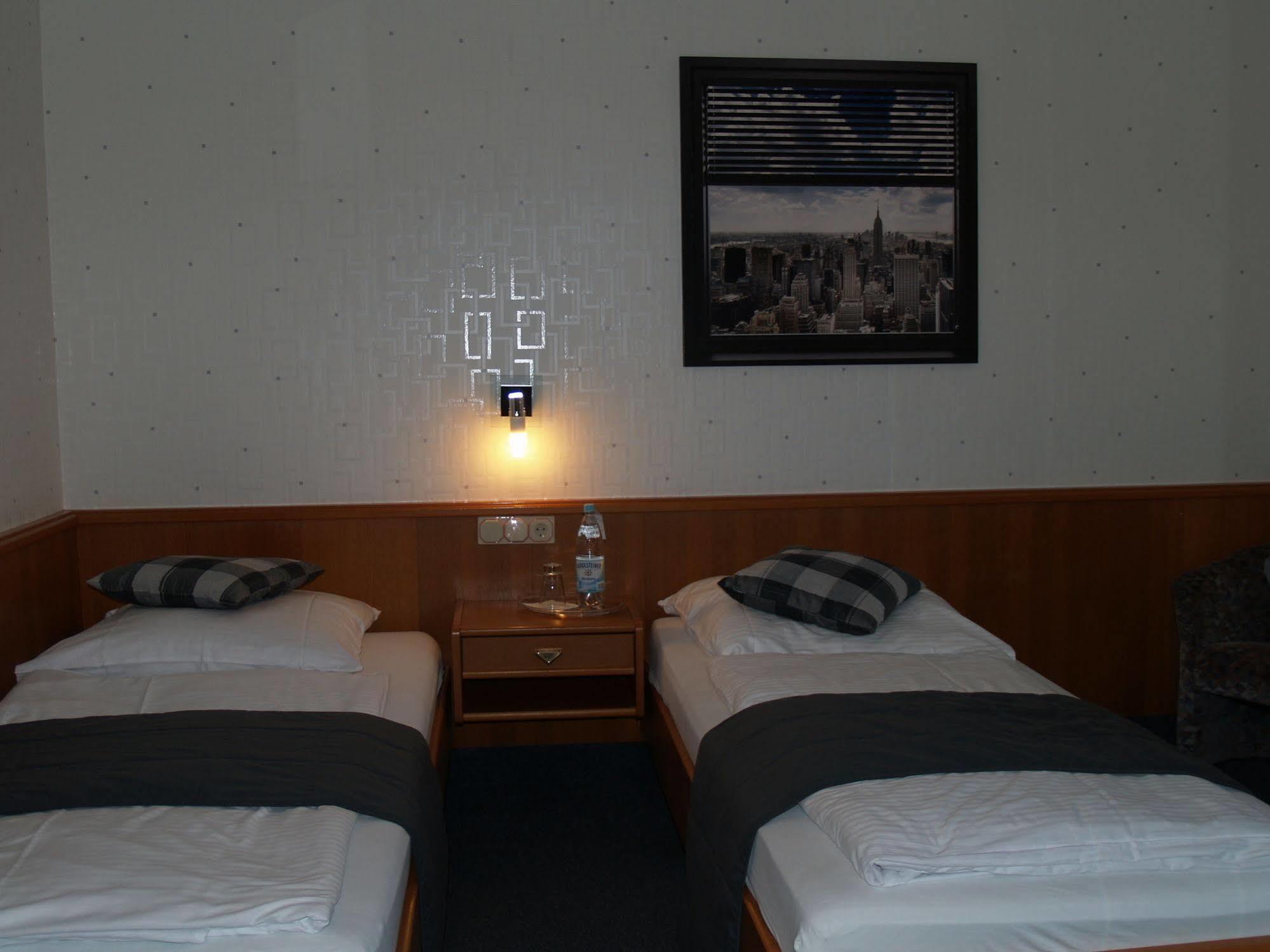 Hotel Bauschheimer Hof Russelsheim Bagian luar foto