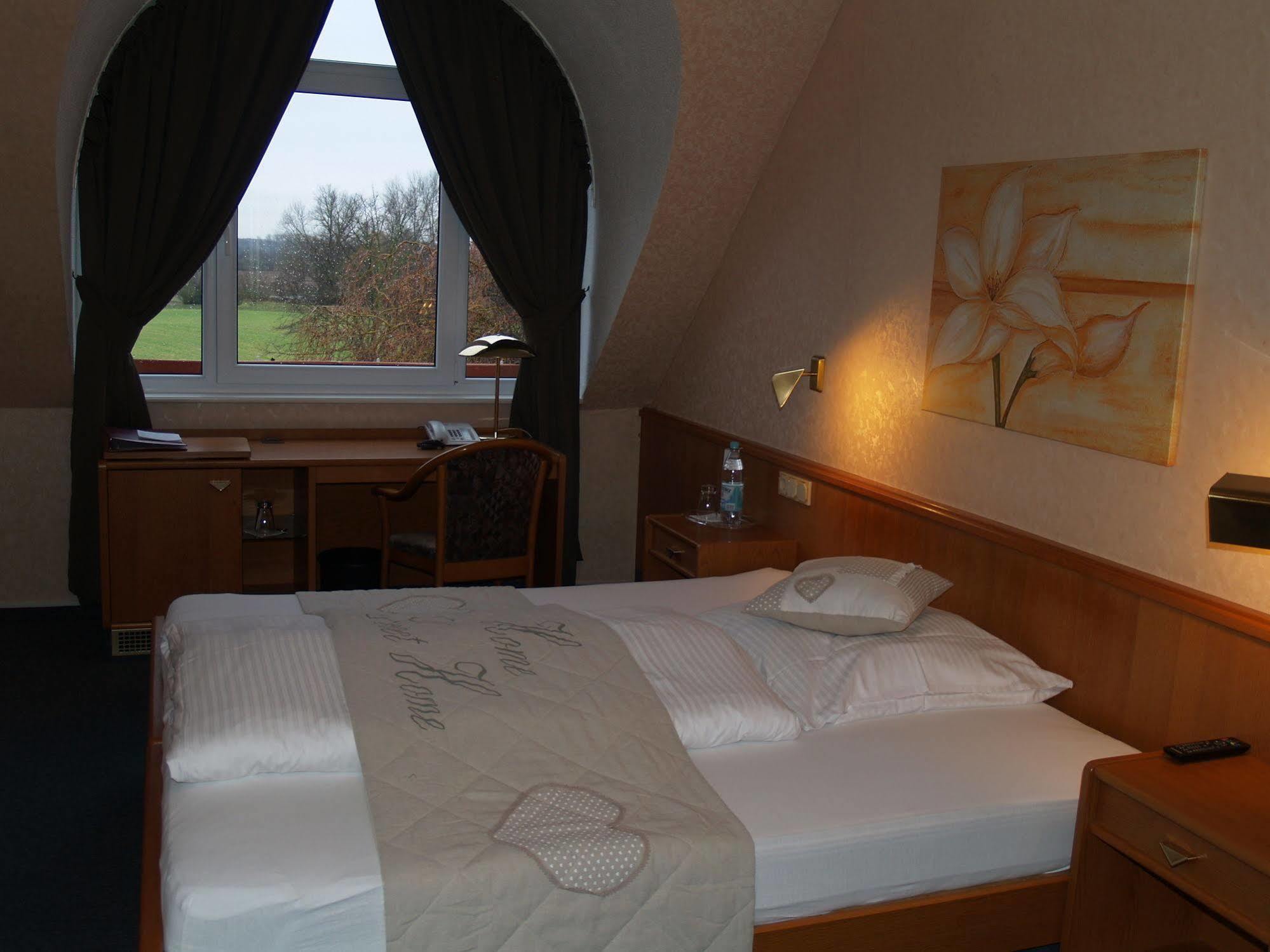 Hotel Bauschheimer Hof Russelsheim Bagian luar foto