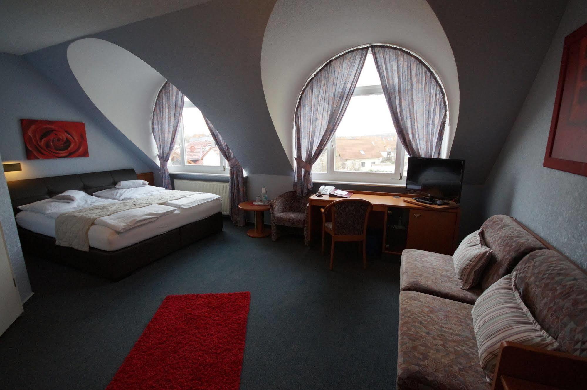 Hotel Bauschheimer Hof Russelsheim Bagian luar foto