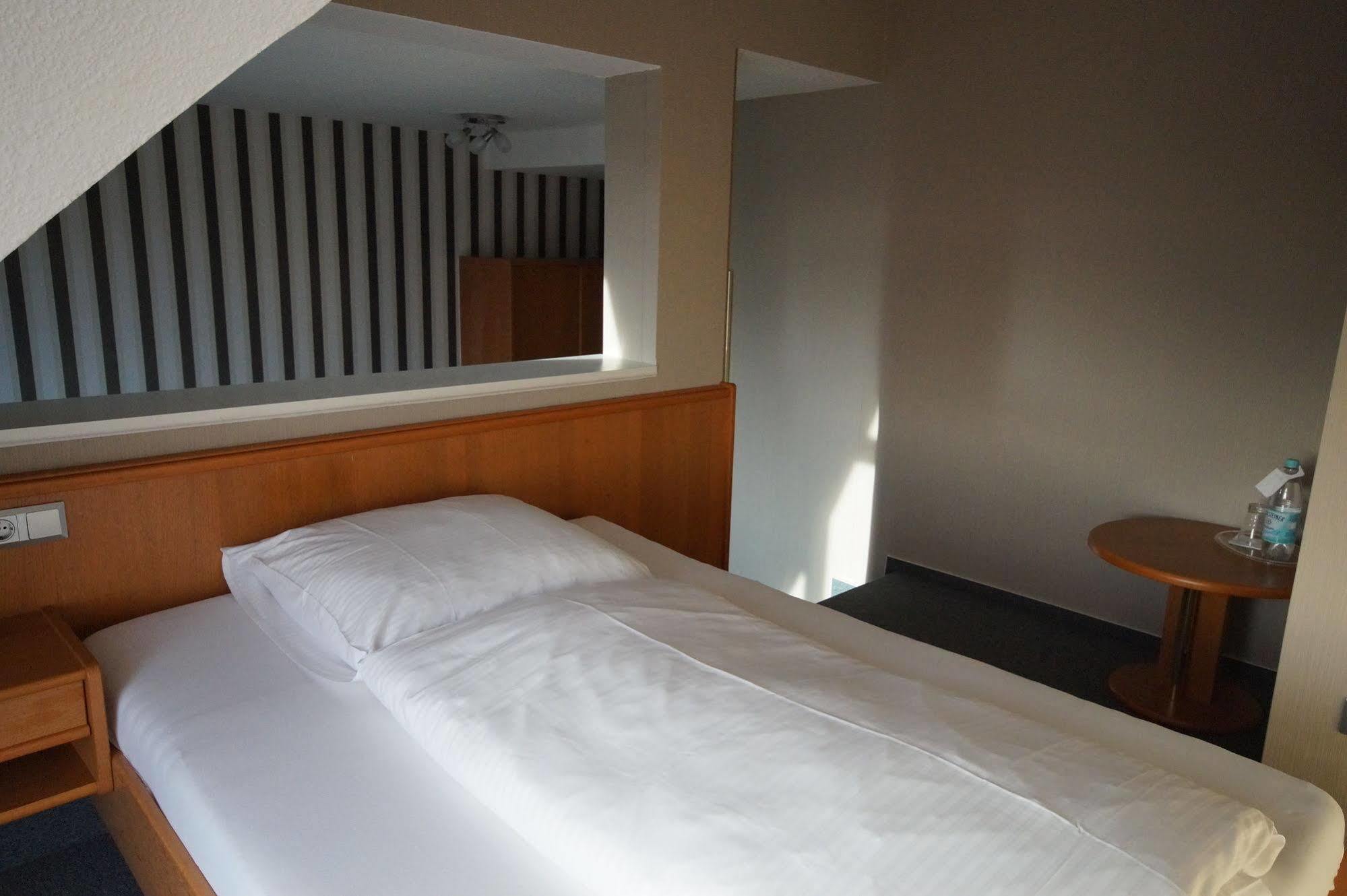Hotel Bauschheimer Hof Russelsheim Bagian luar foto