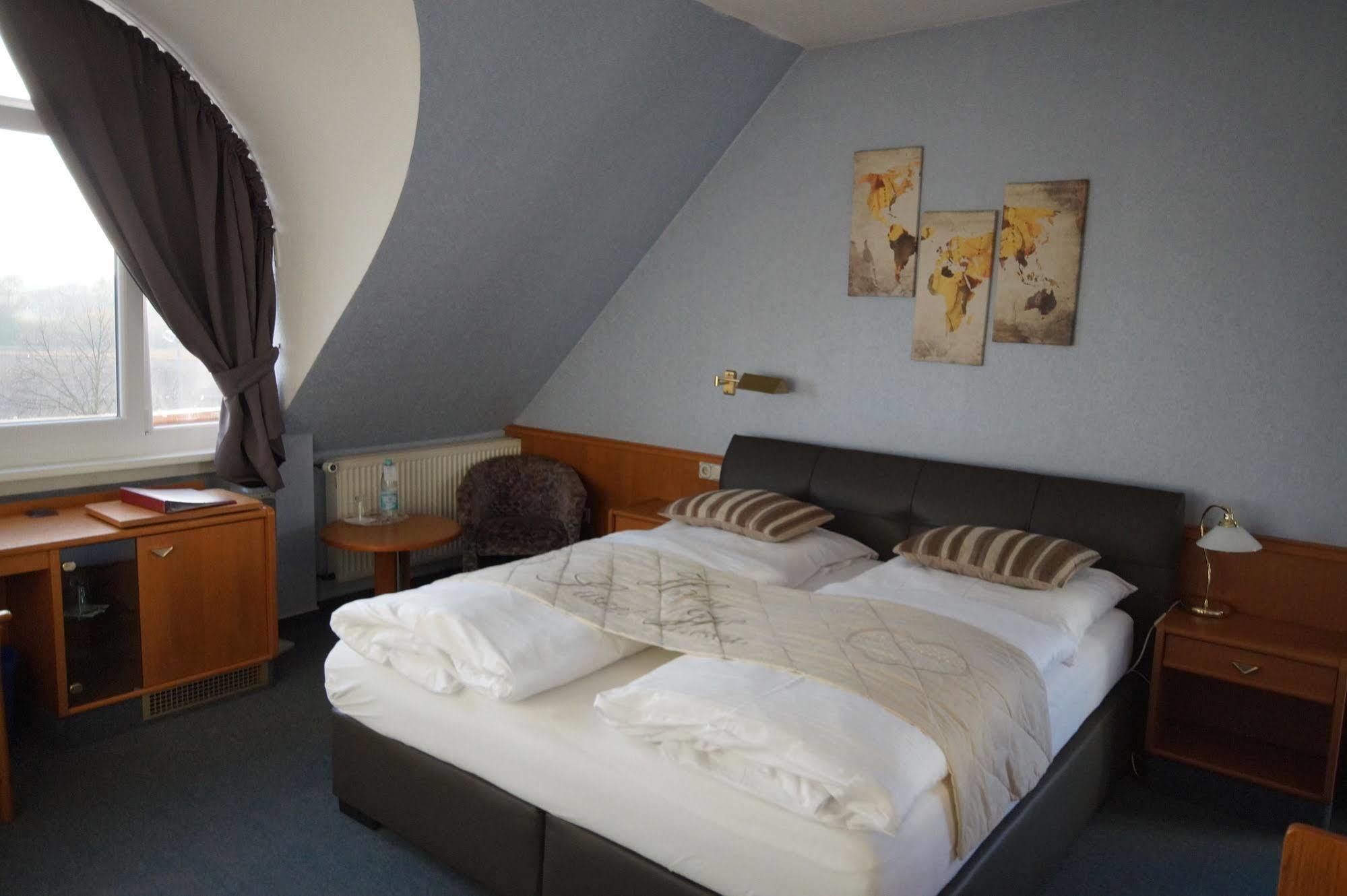 Hotel Bauschheimer Hof Russelsheim Bagian luar foto